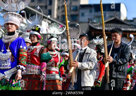 Kaili, province chinoise du Guizhou. 2 mars 2024. Les membres de l'ethnie Miao interprètent Lusheng, un instrument de musique traditionnel, pour célébrer le festival Gannangxiang à Kaili, Qiandongnan Miao et dans la préfecture autonome de Dong, dans la province du Guizhou du sud-ouest de la Chine, le 2 mars 2024. À Kaili, les Miao de l'ethnie locale ont pour coutume d'enfiler leur tenue traditionnelle et de jouer à Lusheng pour se réjouir du festival annuel de Gannangxiang, une célébration historique dans la province du Guizhou. Crédit : Yang Wenbin/Xinhua/Alamy Live News Banque D'Images