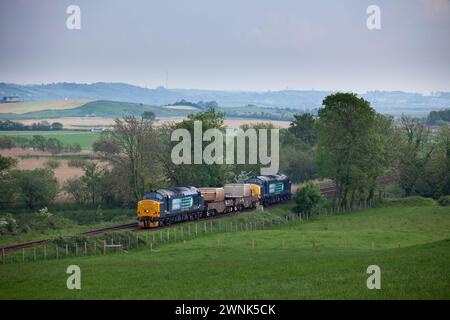 2 locomotives Direct Rail services classe 37, avec un train à flasques nucléaire à destination de Sellafield dans la campagne Banque D'Images