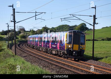 Une première classe 350 Transpennine Express train électrique sur la ligne principale de la côte ouest Banque D'Images