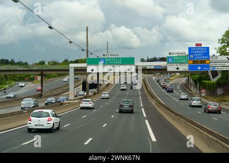 Lyon, France - 7 mai 2023 : une autoroute remplie de nombreux véhicules, y compris des voitures, des camions et des bus, se déplaçant lentement sous un ciel couvert. Banque D'Images