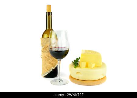 Bouteille avec verre de vin rouge et fromage isolé sur fond blanc. Banque D'Images