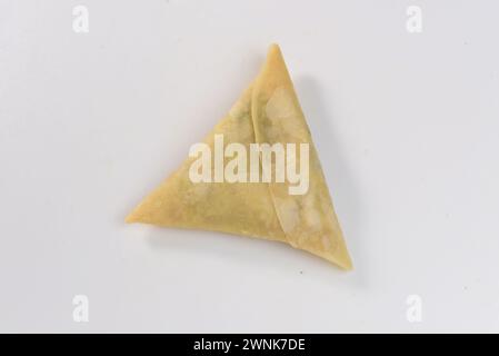 Boeuf samosa sur un fond blanc. Gros plan photo prise depuis l'angle supérieur Banque D'Images