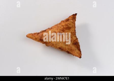 Boeuf samosa sur un fond blanc. Gros plan photo prise depuis l'angle supérieur Banque D'Images