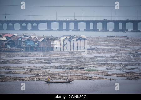 Lagos. 2 mars 2024. Cette photo prise le 2 mars 2024 montre une vue du bidonville flottant de Makoko à Lagos, au Nigeria. Le bidonville flottant de Makoko est situé dans un lagon dans la plus grande ville du Nigeria, Lagos, avec des cabanes étouffées sur l'eau. Crédit : Han Xu/Xinhua/Alamy Live News Banque D'Images