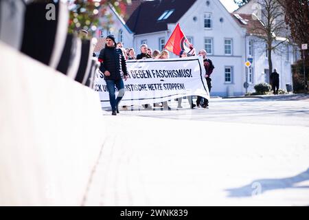 02.03.2024 - démonstration gegen Rechts in Bünde/NRW : Bürgerinnen und Bürger protestieren gegen Rechtsextremismus unter dem motto Schulter an Schulter gegen Faschismus. IM Bild : Schilder, Plakate, Schriftzüge, Schriftzug mit den Worten Gegen Faschismus - Hetze stoppen. , Bünde Nordrhein-Westfalen Deutschland Innenstadt *** 02 03 2024 manifestation contre la droite à Bünde NRW les citoyens protestent contre l'extrémisme de droite sous la devise épauler à épauler contre le fascisme dans les panneaux, affiches, lettrage, lettrage avec les mots Gegen Faschismus Hetze stoppen , Bünde Rhénanie-du-Nord-nous Banque D'Images