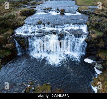 Cascades de Guarguero en hiver autour du port d'Estacas de Trueba. Vue aérienne depuis un drone. Espinosa de los Monteros. Vallées de Pasiegos. Burgos. Cas Banque D'Images