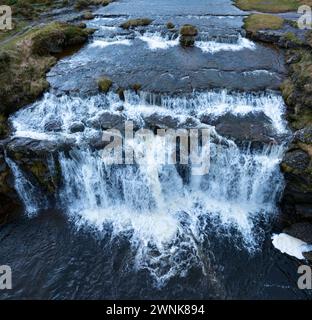 Cascades de Guarguero en hiver autour du port d'Estacas de Trueba. Vue aérienne depuis un drone. Espinosa de los Monteros. Vallées de Pasiegos. Burgos. Cas Banque D'Images