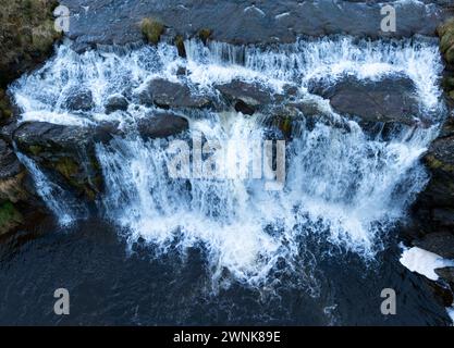 Cascades de Guarguero en hiver autour du port d'Estacas de Trueba. Vue aérienne depuis un drone. Espinosa de los Monteros. Vallées de Pasiegos. Burgos. Cas Banque D'Images