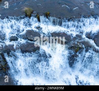 Cascades de Guarguero en hiver autour du port d'Estacas de Trueba. Vue aérienne depuis un drone. Espinosa de los Monteros. Vallées de Pasiegos. Burgos. Cas Banque D'Images