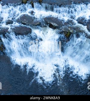 Cascades de Guarguero en hiver autour du port d'Estacas de Trueba. Vue aérienne depuis un drone. Espinosa de los Monteros. Vallées de Pasiegos. Burgos. Cas Banque D'Images