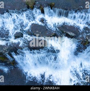 Cascades de Guarguero en hiver autour du port d'Estacas de Trueba. Vue aérienne depuis un drone. Espinosa de los Monteros. Vallées de Pasiegos. Burgos. Cas Banque D'Images