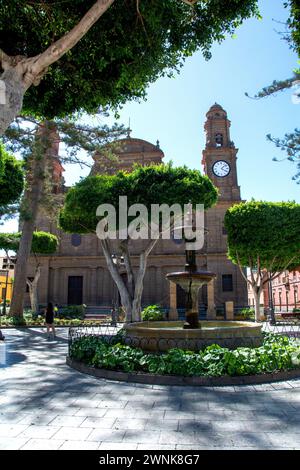 Arbres donnant sur une fontaine et l'église de Santiago de los Caballeros dans la ville de Galdar sur l'île Canaries de Gran Canaria, en Europe Banque D'Images