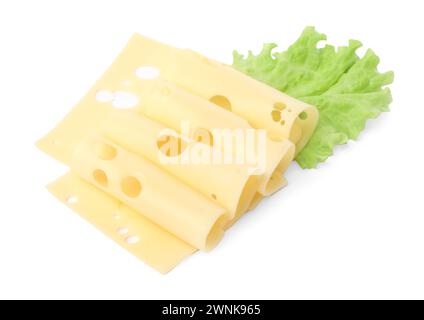 Tranches de fromage frais savoureux et de laitue isolées sur blanc Banque D'Images