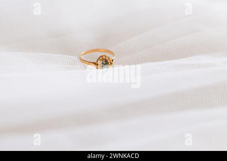 Détails du jour de mariage de la préparation et de la réception, robe blanche avec des détails de fleurs mignonnes et décoration eucaliptus. Banque D'Images