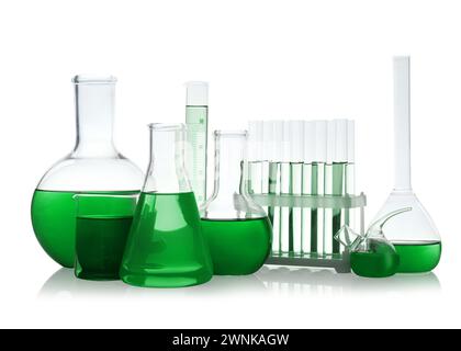 Verrerie de laboratoire avec liquide vert isolé sur blanc Banque D'Images