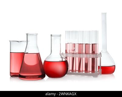 Verrerie de laboratoire avec liquide rouge isolé sur blanc Banque D'Images