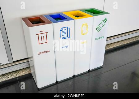 Quatre bacs de recyclage colorés boîtes de papier général en plastique. Banque D'Images