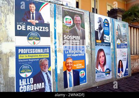 Abruzzes, Italie : affiches du mur électoral pour les ÉLECTIONS régionales DES ABRUZZES du 10 mars 2024 - candidats et symboles des partis politiques Banque D'Images