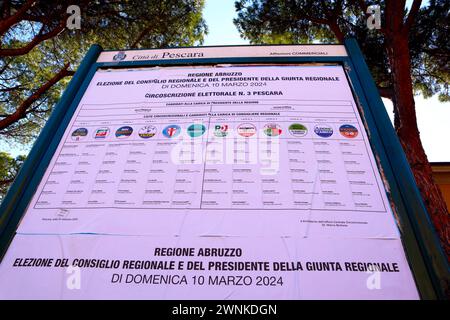 Abruzzes, Italie : affiches du mur électoral pour les ÉLECTIONS régionales DES ABRUZZES du 10 mars 2024 - candidats et symboles des partis politiques Banque D'Images