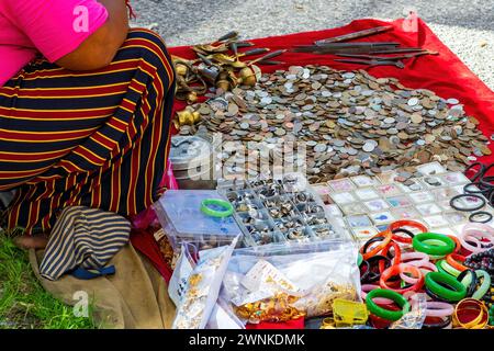 PERAK, MALAISIE - Oct 18, 2022 : Stall vendant des articles vintage au marché du matin à Karai, Kuala Kangsar. Banque D'Images