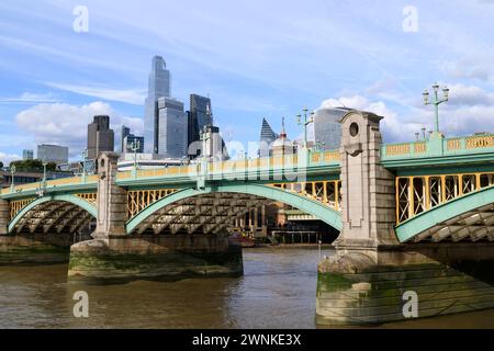 Les gratte-ciel du quartier financier de la City of London s'élèvent en arrière-plan du pont Southwark sur la Tamise. Pont Southwark, Londres, Royaume-Uni. Banque D'Images