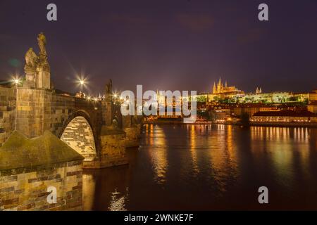 Pont Charles (Karluv Most) et cathédrale St Vitus Prague République tchèque la nuit Banque D'Images