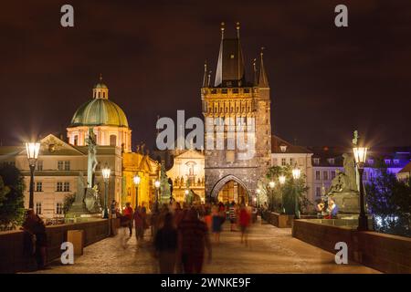 Pont Charles (Karluv Most), le pont de la tour de la vieille ville et l'église Saint François d'assise la nuit Prague, république tchèque Banque D'Images