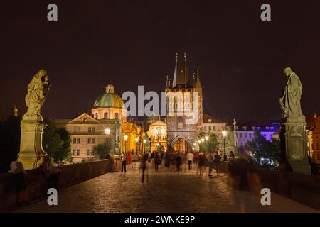 Pont Charles (Karluv Most), le pont de la tour de la vieille ville et l'église Saint François d'assise la nuit Prague, république tchèque Banque D'Images