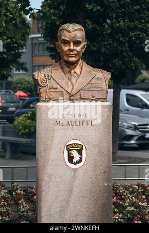 Bastogne, Belgique - 17 juillet 2021 : Mémorial du général McAuliffe sur la place McAuliffe en souvenir de la bataille des Ardennes. Noix ! Banque D'Images
