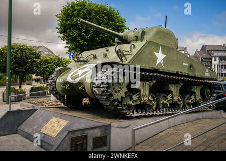 Bastogne, Belgique - 17 juillet 2021 : char américain M4 Sherman, Barracuda, sur la place McAuliffe. Monument pour se souvenir de la bataille des Ardennes dans le se Banque D'Images