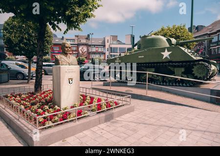 Bastogne, Belgique - 17 juillet 2021 : place McAuliffe avec le général 'Nuts!' McAuliffe Memorial et le M4 Sherman Tank Memorial commémorant la bataille Banque D'Images