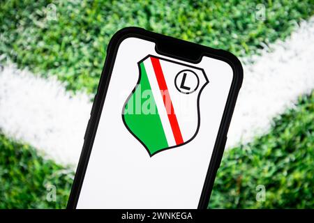 Pologne. 23 février 2024. Dans cette illustration photo, un logo du club de football Legia Varsovie vu affiché sur un smartphone. (Photo de Mateusz Slodkowski/SOPA images/SIPA USA) *** strictement à des fins éditoriales *** crédit : SIPA USA/Alamy Live News Banque D'Images