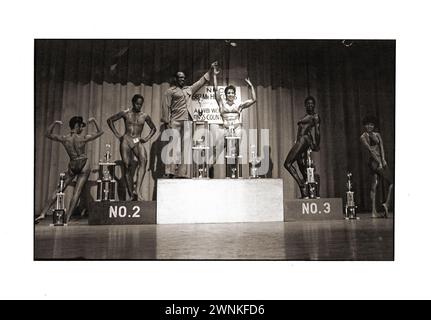 Gagnantes et participantes au championnat de la division Women's Kings County Open Body. À Brooklyn, New York en 1982. Lors de la cérémonie de remise des trophées. Banque D'Images