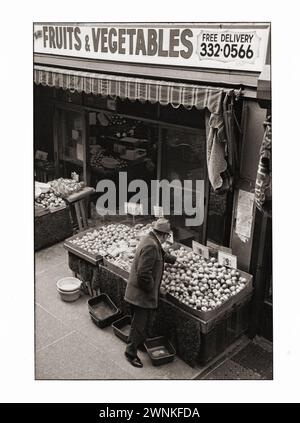 Photos du milieu des années 1970 d'un homme qui achète des fruits et légumes dans un marché de Brighton Beach Avenue à Brighton Beach, Brooklyn, New York. Banque D'Images