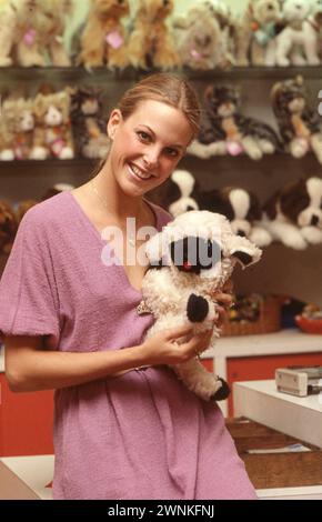 Une photo posée de Miss USA 1979 nouvellement couronnée Mary Therese Friel au magasin de jouets FAO Schwartz à New York. Elle devient ensuite mannequin et ouvre sa propre agence de mannequins en 1987. Elle forme et représente actuellement de nombreux mannequins, ainsi que la formation des participants aux concours de beauté. A Biloxi, Mississippi Banque D'Images