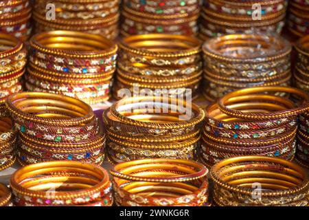 Bracelets indiens ethniques traditionnels dans différents modèles et motifs. Banque D'Images