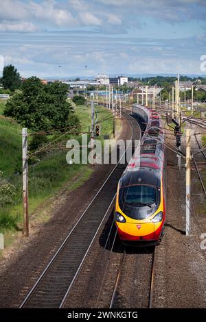 Virgin trains de la côte ouest train Pendolino passant Carlisle Upperby sur la ligne principale de la côte ouest dans le Cumbria Banque D'Images