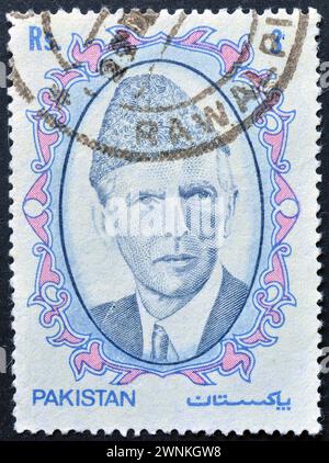 Timbre-poste oblitéré imprimé par le Pakistan, qui montre le portrait de Mohammad Ali Jinnah, 42 ans d'indépendance, vers 1989. Banque D'Images