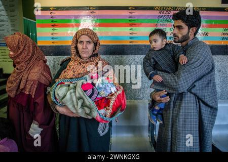 Les enfants accompagnés de leurs parents attendent de recevoir une dose de gouttes de vaccin contre la poliomyélite lors d'une campagne nationale de vaccination contre la poliomyélite (PPI) dans un centre de santé gouvernemental dans un village reculé de Budgam, au nord-est de Srinagar. Plus de 1,9 millions d’enfants de moins de cinq ans recevront le vaccin oral contre la poliomyélite le 3 mars dans 11 000 kiosques avec des vaccins expédiés dans les zones touchées par la neige par des choppers au Jammu-et-Cachemire. De hauts responsables de la santé ont déclaré aux médias locaux qu’environ 45 000 travailleurs de la santé seront impliqués dans le processus pour s’assurer qu’aucun enfant ne soit laissé pour compte. L'Inde a déployé le Pulse P. Banque D'Images