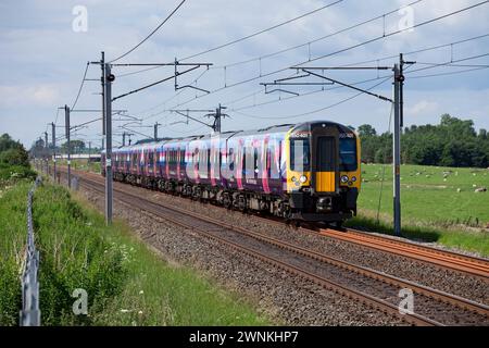 Une première classe 350 Transpennine Express train électrique sur la ligne principale de la côte ouest Banque D'Images