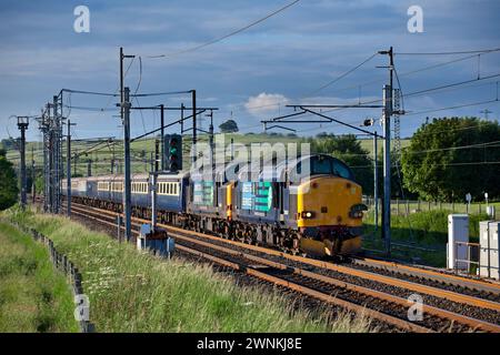 2 locomotives Direct Rail services classe 37 37602 + 37605 transportant les 3 pics en train charter passant par Hardendlae, Cumbria, Royaume-Uni Banque D'Images