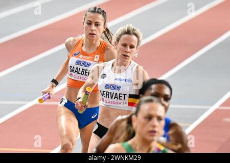 Glasgow, Royaume-Uni. 03 mars 2024. GLASGOW, ROYAUME-UNI - 3 MARS : Eveline Saalberg, des pays-Bas, en compétition dans le relais 4x400m féminin lors de la troisième journée des Championnats du monde d'athlétisme en salle Glasgow 2024 à l'Emirates Arena le 3 mars 2024 à Glasgow, Royaume-Uni. (Photo par Andy Astfalck/BSR Agency) crédit : BSR Agency/Alamy Live News Banque D'Images