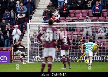 Jorge Grant de Heart of Midlothian (à gauche) marque le but d'ouverture du match à partir d'un penalty lors du Cinch Premiership match à Tynecastle Park, Édimbourg. Date de la photo : samedi 2 mars 2024. Banque D'Images