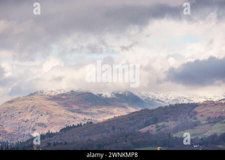 Cumbria, Royaume-Uni. 3 mars 2024. UK Weather.Snow a surmonté de hautes fells au-dessus et autour du lac Windermere, au sud de Cumbria, le Lake District. Crédit : Gordon Shoosmith/Alamy Live News Banque D'Images
