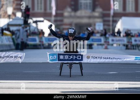 Tokyo, Japon. 3 mars 2024. Le Japonais Tomoki Suzuki remporte la première place du marathon masculin en fauteuil roulant lors du Tokyo Marathon 2024 à Tokyo le 3 mars 2024. (Crédit image : © POOL via ZUMA Press Wire) USAGE ÉDITORIAL SEULEMENT! Non destiné à UN USAGE commercial ! Banque D'Images