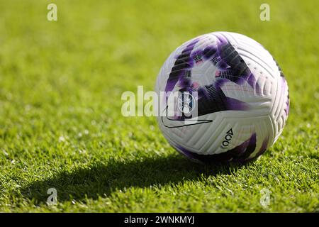 Burnley, Royaume-Uni. 3 mars 2024. Une vue détaillée du ballon de match Nike Flight 2024 premier League est vue sur un terrain avant le match de premier League à Turf Moor, Burnley. Le crédit photo devrait se lire : Gary Oakley/Sportimage crédit : Sportimage Ltd/Alamy Live News Banque D'Images