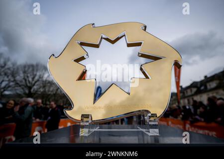 Les Mureaux, France. 03 mars 2024. Le trophée représenté en amont de la première étape de la course cycliste Paris-Nice de huit jours par étapes, au départ et à destination des Mureaux (157 km), dimanche 03 mars 2024. BELGA PHOTO JASPER JACOBS crédit : Belga News Agency/Alamy Live News Banque D'Images