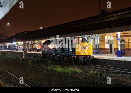 Préservé la locomotive 40145 de classe 40 sur une ligne principale à la gare de Bolton après avoir été détaché d'un train la nuit Banque D'Images