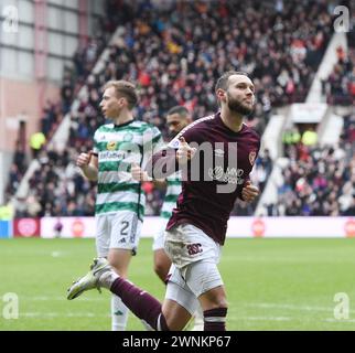 Tynecastle Park. Edinburgh.Scotland.UK.3rd mars 24 Cinch Premiership match Hearts vs Celtic . Coeurs Jorge Grant marque depuis le point de penalty v Celtic Credit : eric mccowat/Alamy Live News Banque D'Images