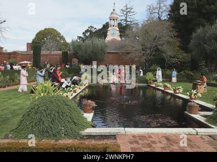 Woodside, États-Unis. 2 mars 2024. Un passionné de Hanfu (R, avant) joue du guzheng, une cithare chinoise classique, au Filoli Historic House & Garden à Woodside, Californie, États-Unis, le 2 mars 2024. Un événement a été organisé par la Northern California Hanfu Association ici samedi pour célébrer le festival Huazhao, l'anniversaire de la déesse des fleurs. Crédit : Liu Yilin/Xinhua/Alamy Live News Banque D'Images